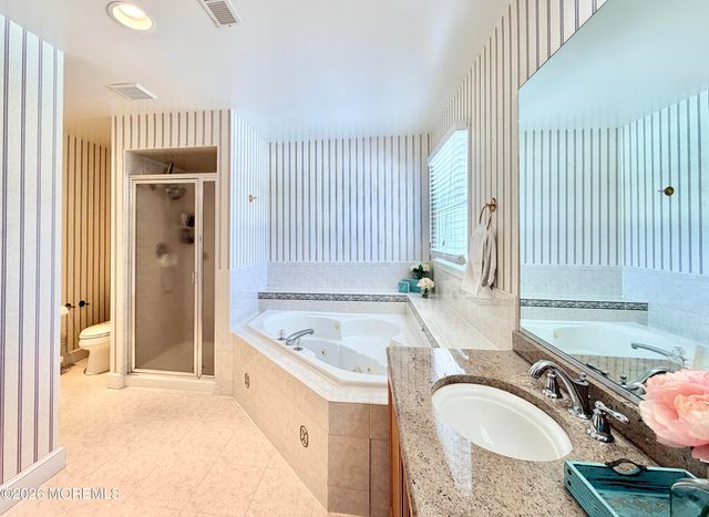 4 Roxbury Lane, Manalapan, NJ 07726