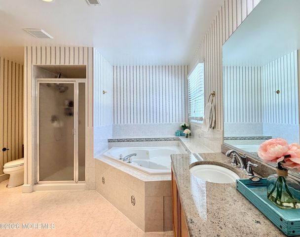 4 Roxbury Lane, Manalapan, NJ 07726