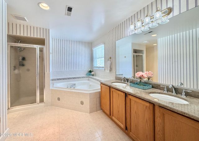 4 Roxbury Lane, Manalapan, NJ 07726