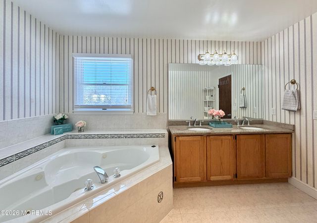 4 Roxbury Lane, Manalapan, NJ 07726