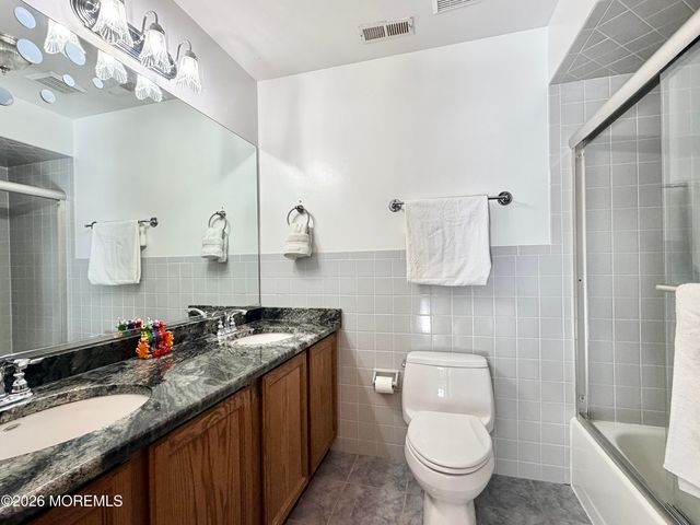 4 Roxbury Lane, Manalapan, NJ 07726