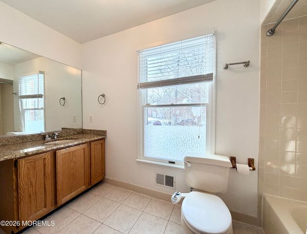 4 Roxbury Lane, Manalapan, NJ 07726