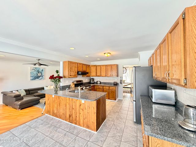 4 Roxbury Lane, Manalapan, NJ 07726