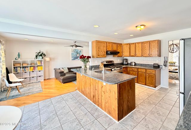 4 Roxbury Lane, Manalapan, NJ 07726