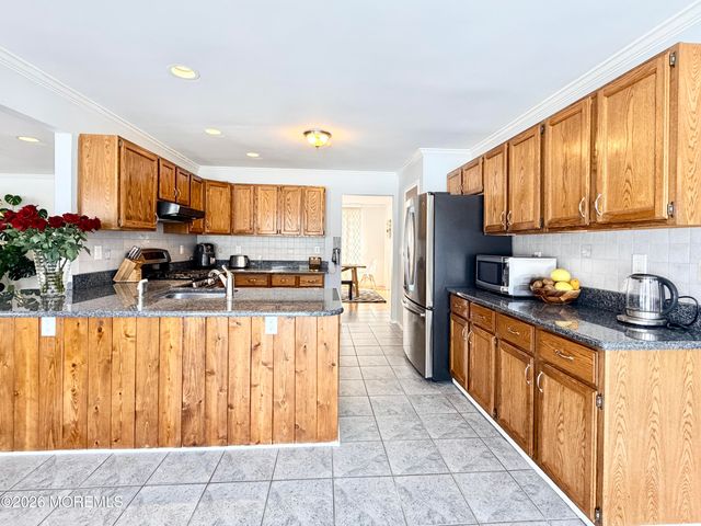 4 Roxbury Lane, Manalapan, NJ 07726