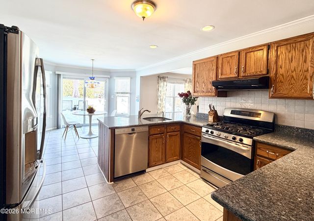 4 Roxbury Lane, Manalapan, NJ 07726