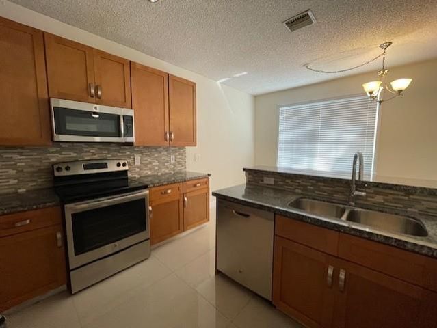 1156 Chinaberry Dr, Weston, FL 33327