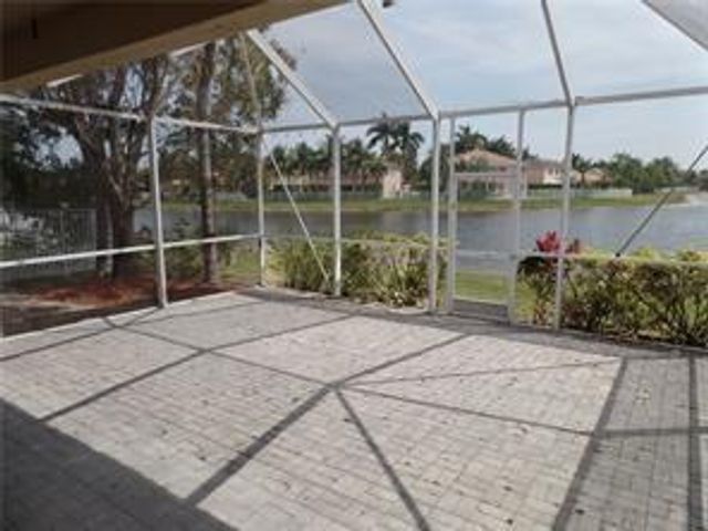 1156 Chinaberry Dr, Weston, FL 33327