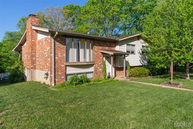 4882 Arevalo Drive, St Louis, MO 63128