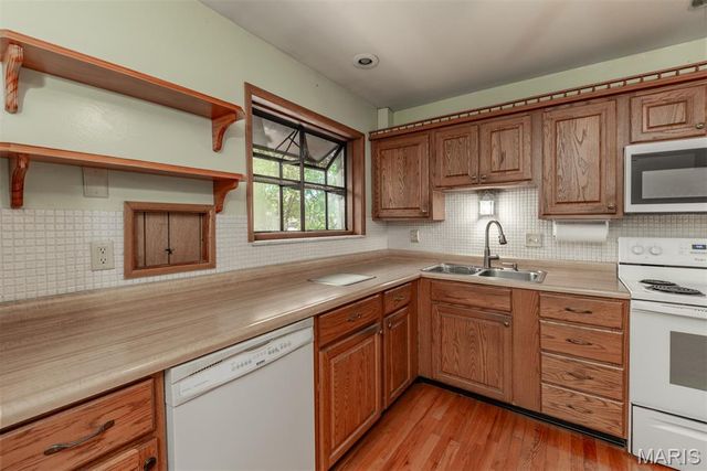 4882 Arevalo Drive, St Louis, MO 63128
