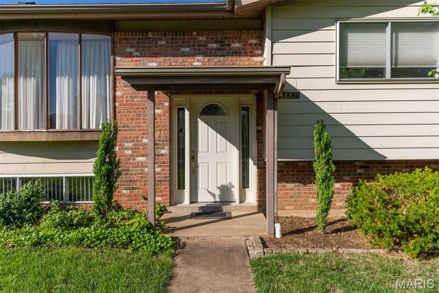 4882 Arevalo Drive, St Louis, MO 63128