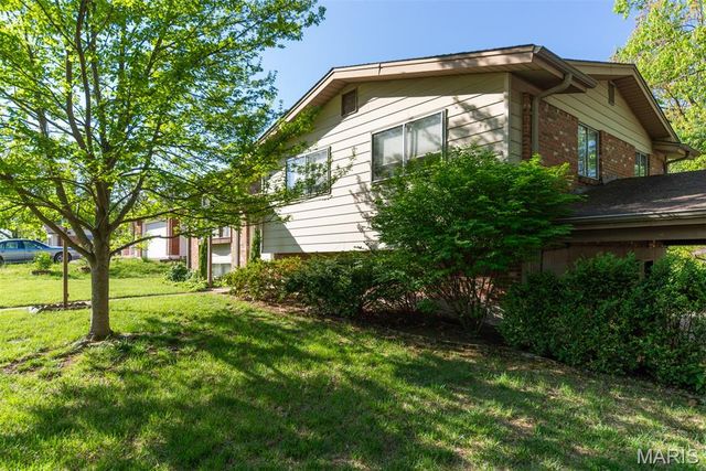 4882 Arevalo Drive, St Louis, MO 63128
