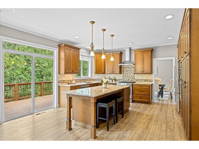13425 Sw ESSEX Dr, Portland, OR 97223