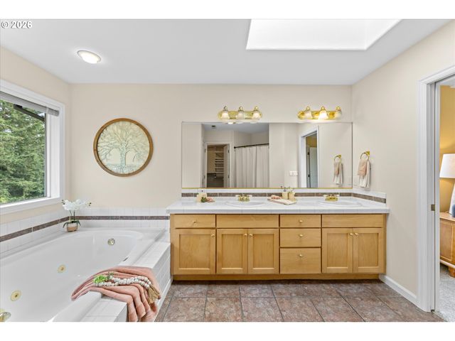 13425 Sw ESSEX Dr, Portland, OR 97223