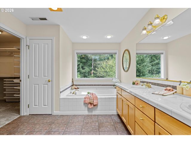 13425 Sw ESSEX Dr, Portland, OR 97223