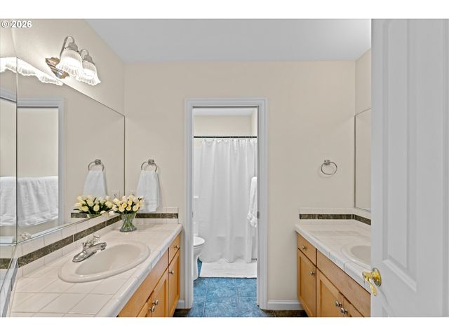 13425 Sw ESSEX Dr, Portland, OR 97223