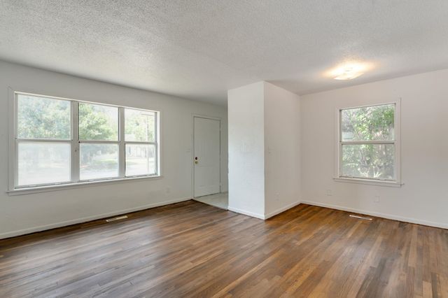 1928 N Spruce Ave, Wichita, KS 67214