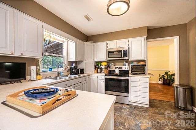 70 Sienna Drive, Hickory, NC 28601