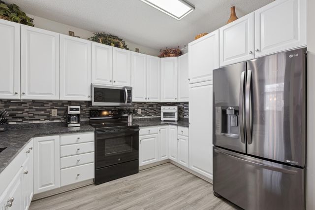 17205 49th Avenue N A, Plymouth, MN 55446