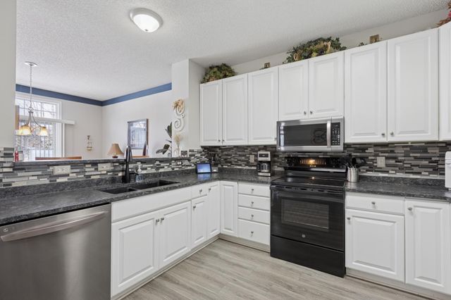 17205 49th Avenue N A, Plymouth, MN 55446