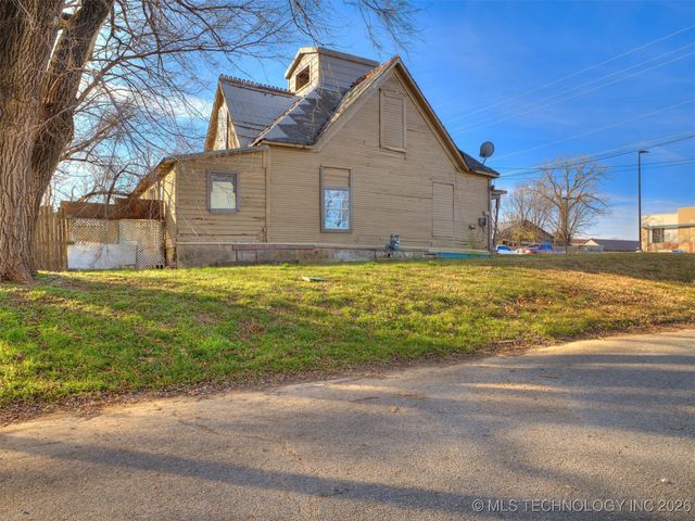 225 N Delaware Avenue, Coweta, OK 74429
