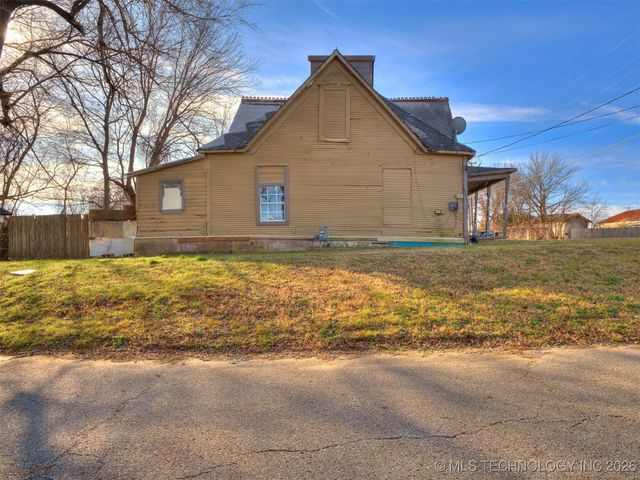 225 N Delaware Avenue, Coweta, OK 74429