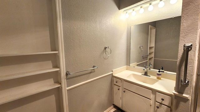 6704 N Meridian Avenue A, Oklahoma City, OK 73116