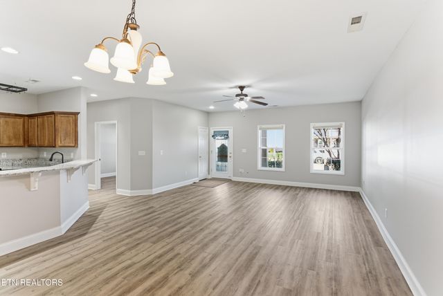 132 Hardinberry St, Oak Ridge, TN 37830