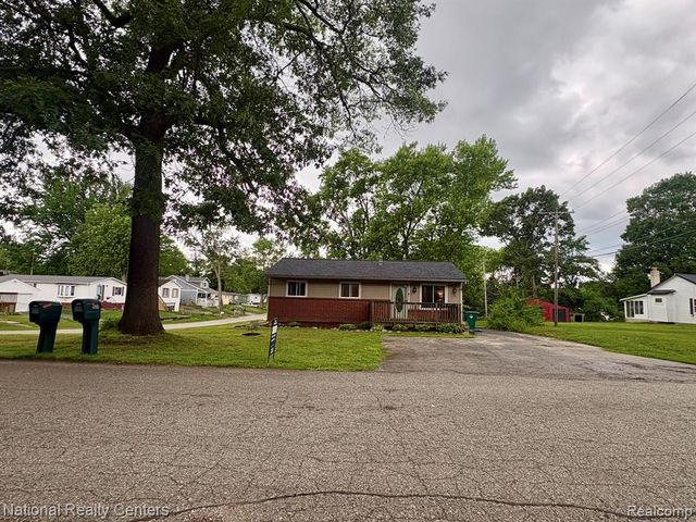 5611 Blackmoor Street, Commerce Twp, MI 48382