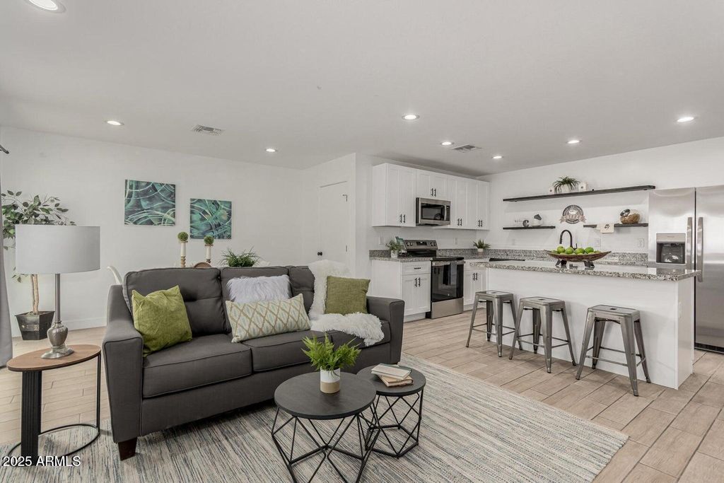 2210 E ALTA VISTA Road, Phoenix, AZ 85042