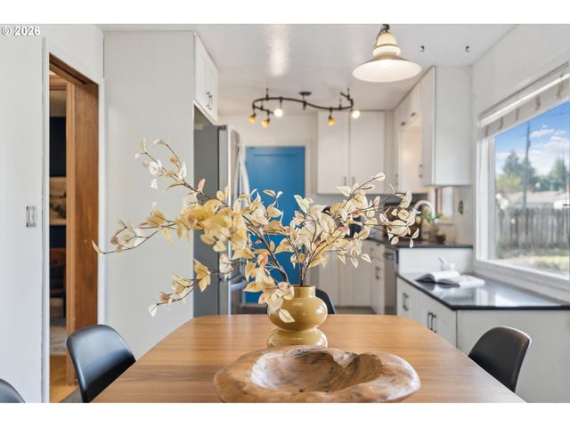 12504 Se MADISON St, Portland, OR 97233