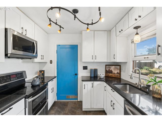 12504 Se MADISON St, Portland, OR 97233