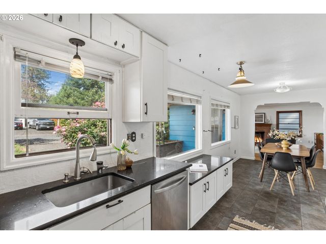 12504 Se MADISON St, Portland, OR 97233