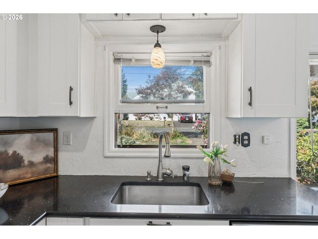 12504 Se MADISON St, Portland, OR 97233