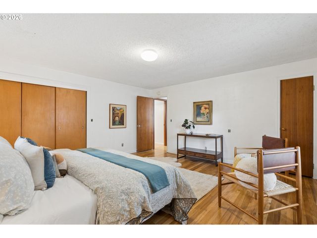 12504 Se MADISON St, Portland, OR 97233