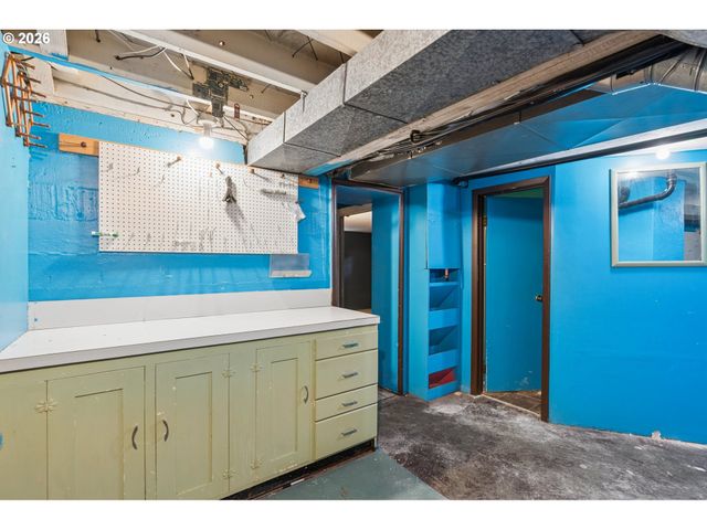 12504 Se MADISON St, Portland, OR 97233