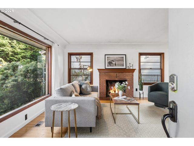12504 Se MADISON St, Portland, OR 97233