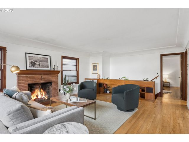 12504 Se MADISON St, Portland, OR 97233