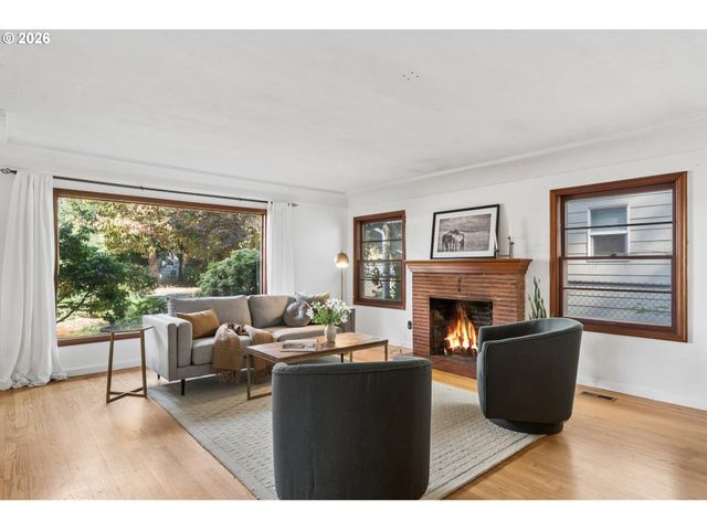 12504 Se MADISON St, Portland, OR 97233