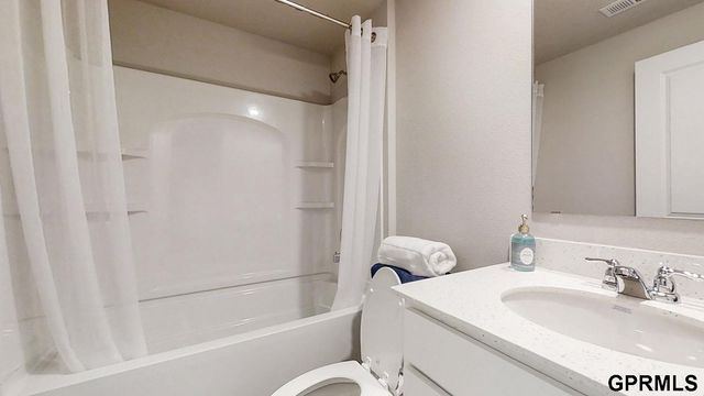 11955 S 114th Avenue, Papillion, NE 68046