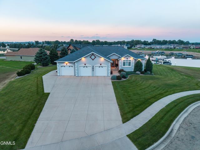 4008 Beachfront Place SE, Mandan, ND 58554