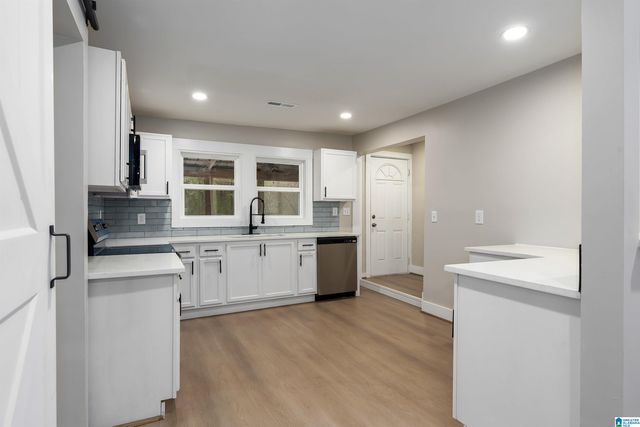 121 W CREST ROAD, Hueytown, AL 35023