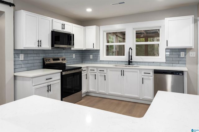 121 W CREST ROAD, Hueytown, AL 35023