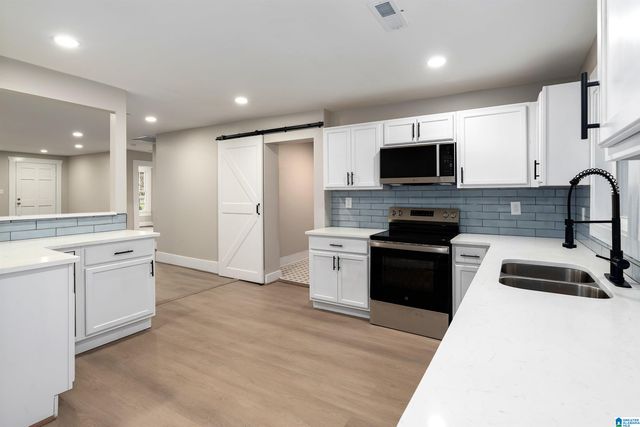 121 W CREST ROAD, Hueytown, AL 35023