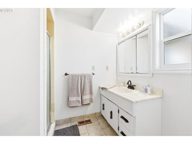 235 Ne 111TH Ave, Portland, OR 97220