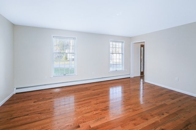 306 Rumonoski Dr, Northbridge, MA 01534