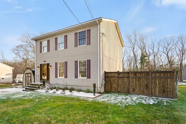 306 Rumonoski Dr, Northbridge, MA 01534