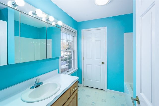 306 Rumonoski Dr, Northbridge, MA 01534