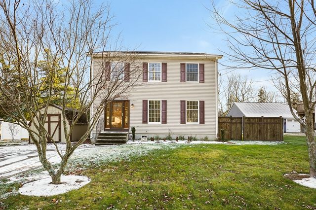 306 Rumonoski Dr, Northbridge, MA 01534