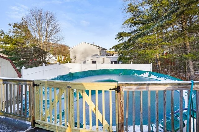 306 Rumonoski Dr, Northbridge, MA 01534